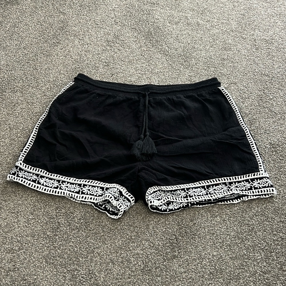 Romeo+Juliet Couture Black Embroidered Lined Drawstring Elastic Waist Shorts